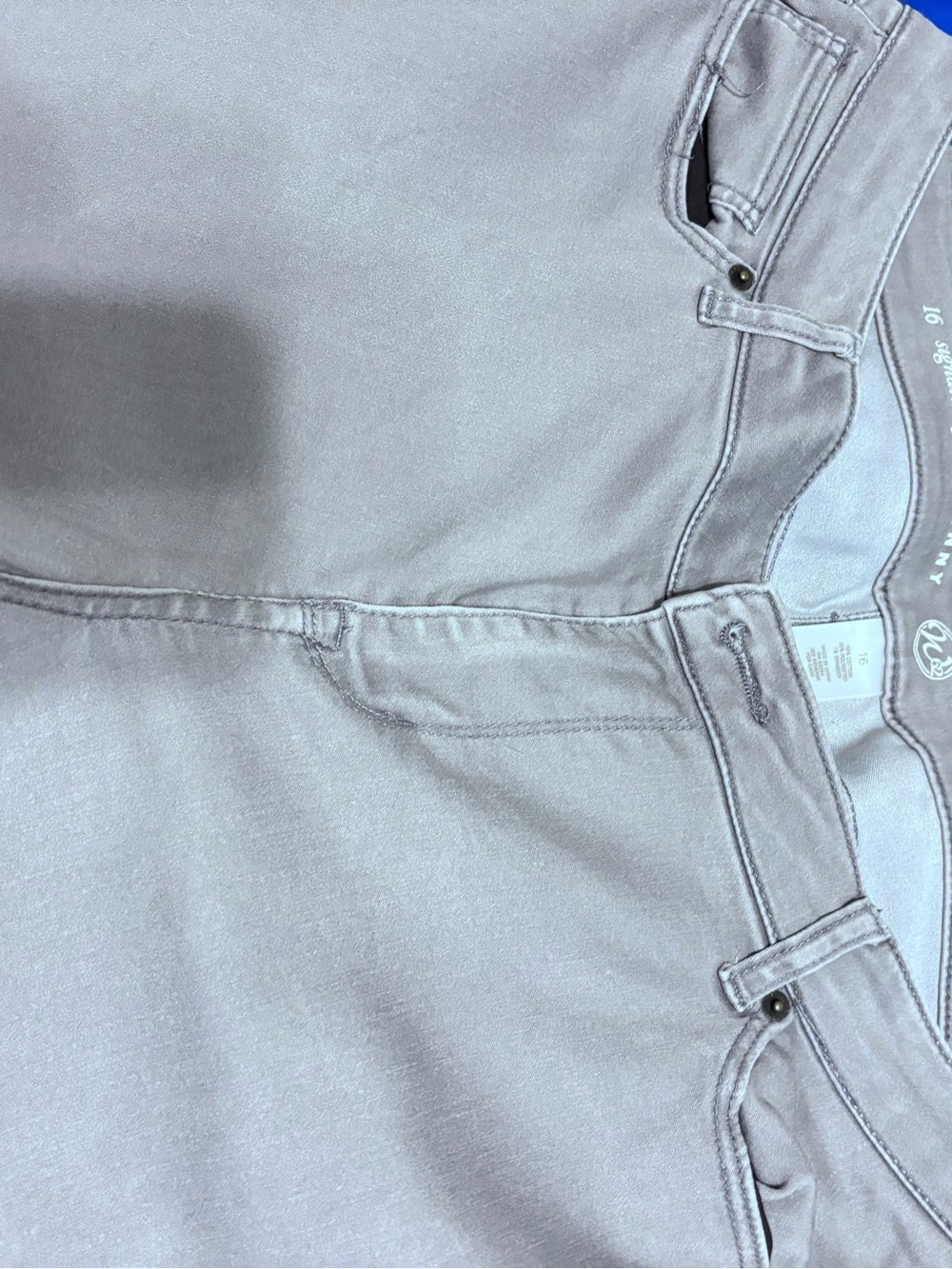 Women's Straight Leg Stretch Jeans in  Gray